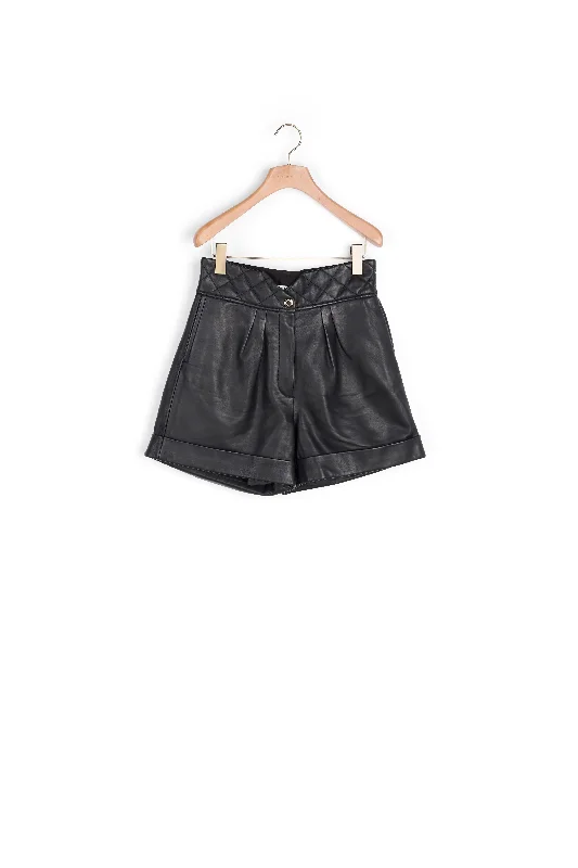 Short en cuir avec la taille matelassée